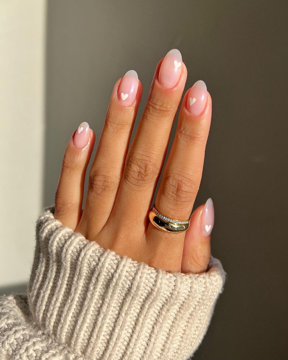 Unhas brancas com corações espalhados — Foto: Reprodução/Instagram