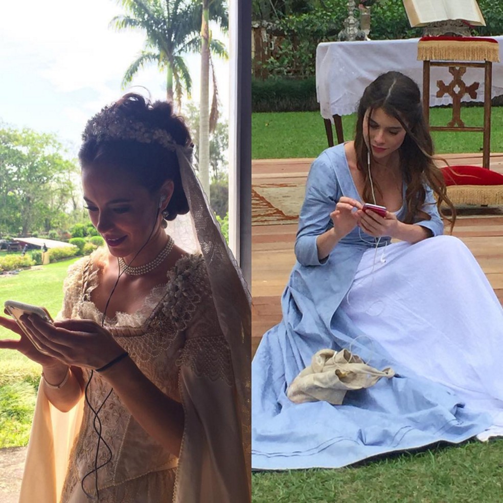 Paolla Oliveira e Alinne Moraes: celular nos bastidores de "Além do Tempo" (Foto: Reprodução/Instagram) — Foto: Glamour