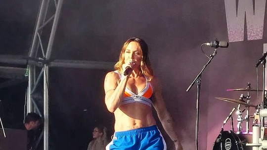 Aos 49 anos, Mel C, ex-Spice Girl, mostra shape em festival de música
