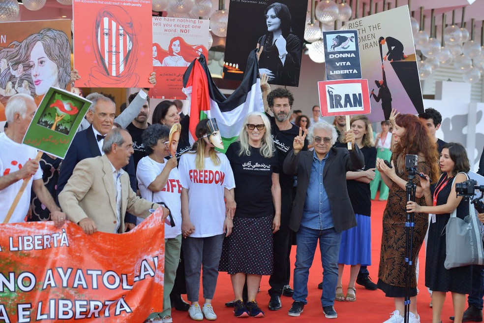 Manifestação no quarto dia do tapete vermelho do Festival de Veneza — Foto: Getty Images