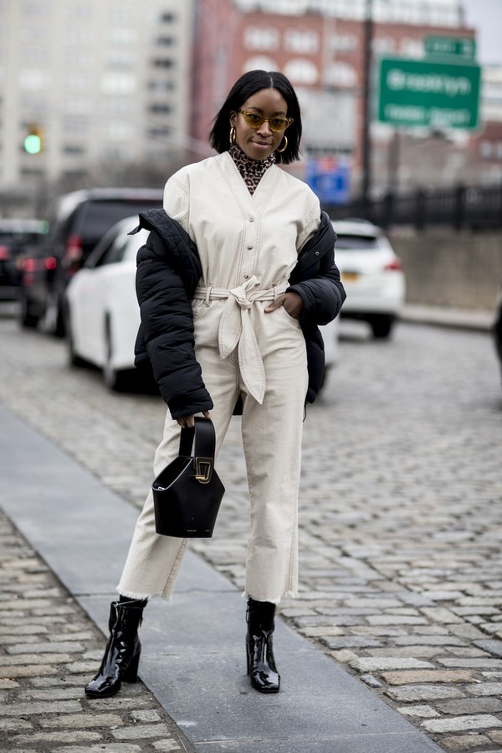 O look branco e preto foi elevado a outro nível com o toque de animal print, né? (Foto: Imaxtree) — Foto: Glamour