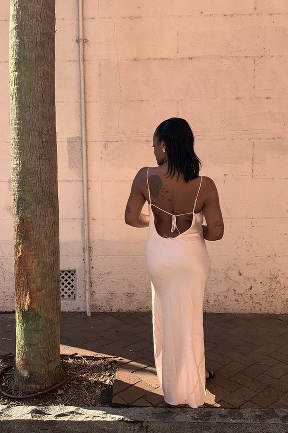 Tendência: decote nas costas (Foto: @nxcv.a) — Foto: Glamour