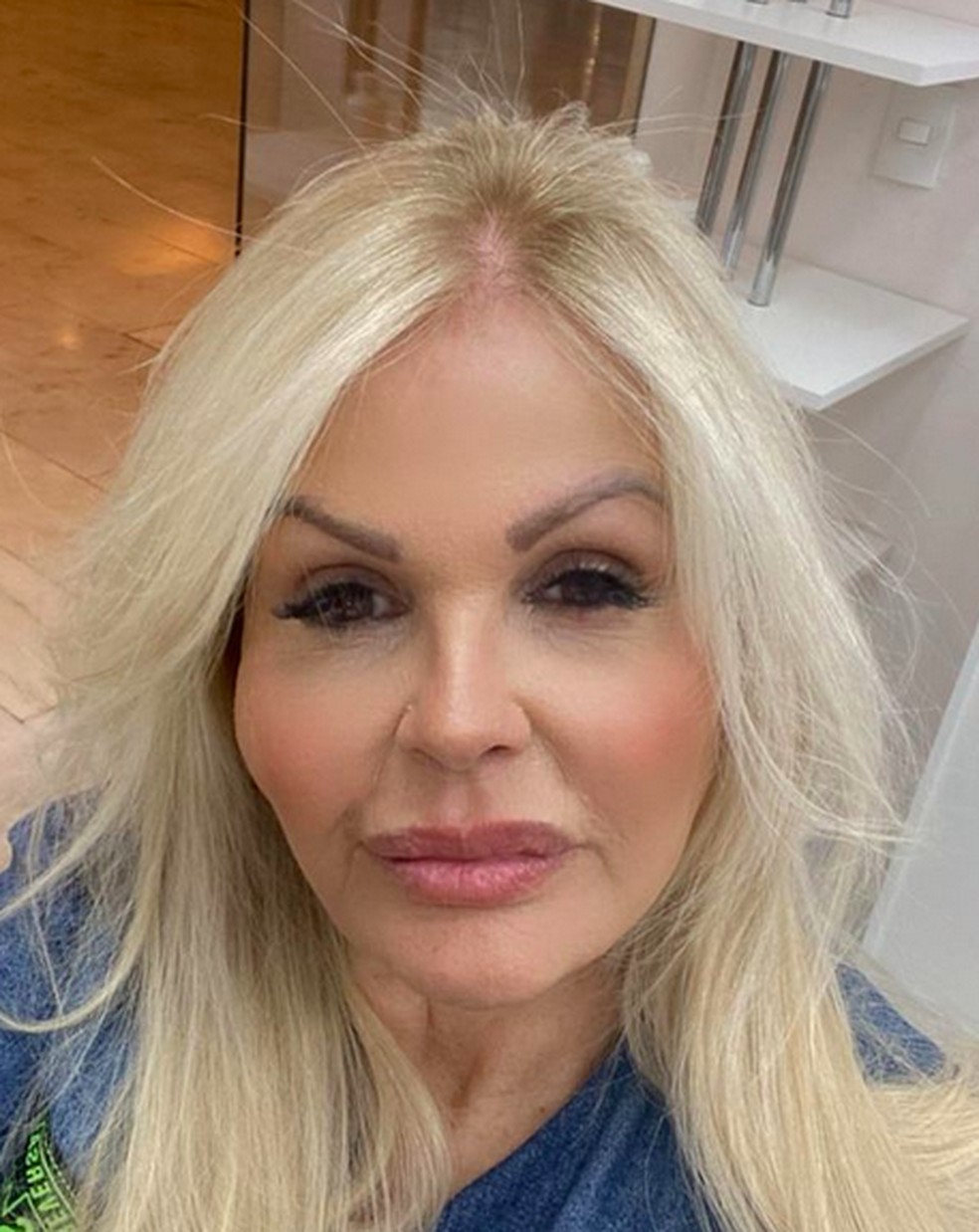 Monique Evans desabafa sobre falta de trabalho e rebate internauta que