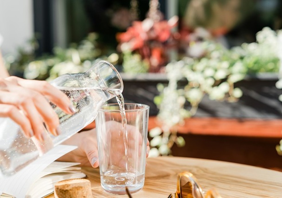 Estudo diz que quanto mais água você bebe, mais feliz fica (Foto: Getty Images/RooM RF) — Foto: Glamour