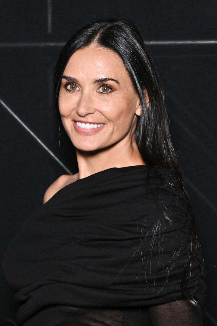 Demi Moore esbanja estilo em aparição na semana de moda de Paris