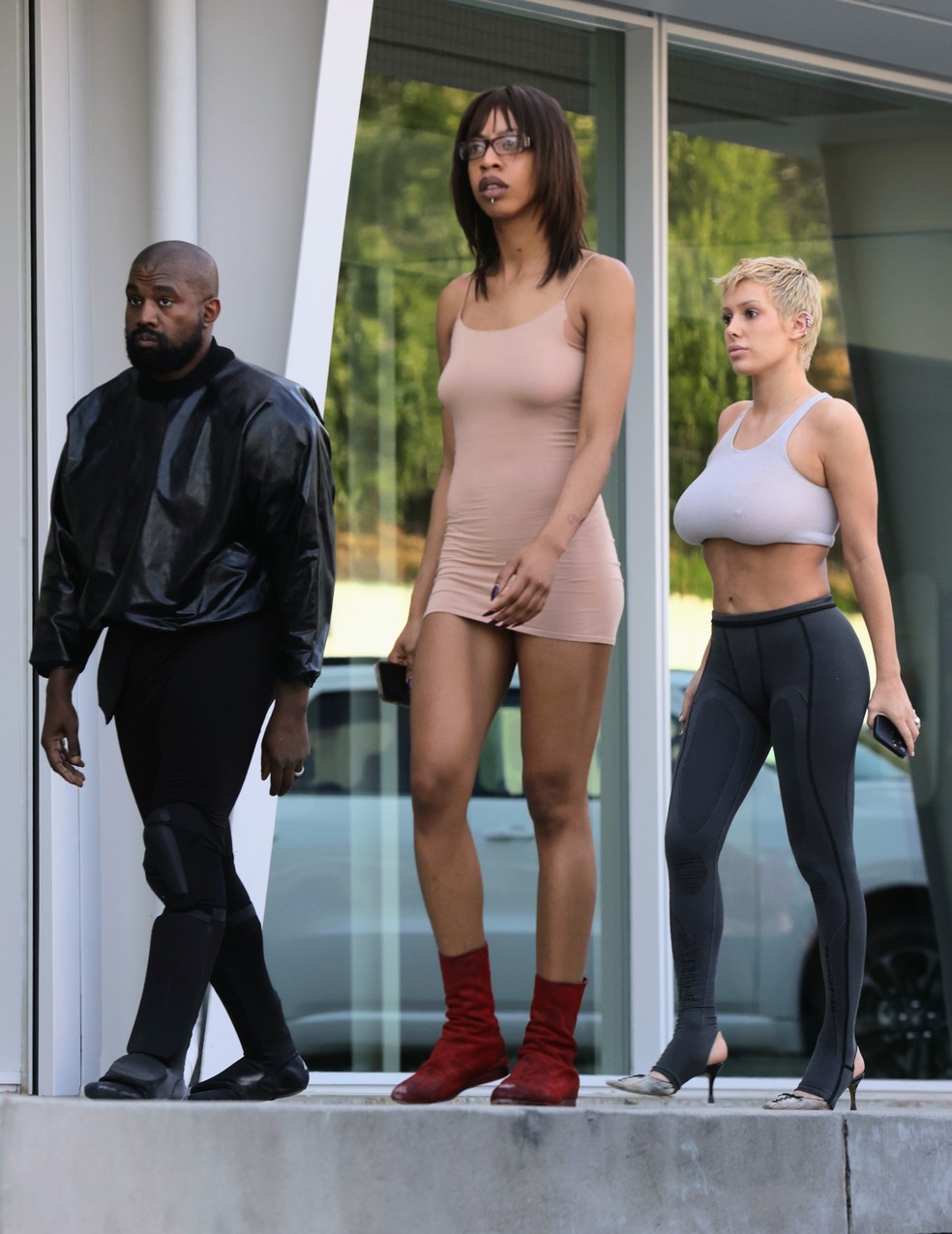 Kanye West com Mowalola e Bianca Censori — Foto: Getty Images
