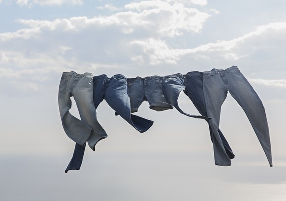 Fundação Ellen MacArthur promove estudo para comprovar que é possível produzir jeans de forma mais sustentável (Foto: Getty Images) — Foto: Glamour