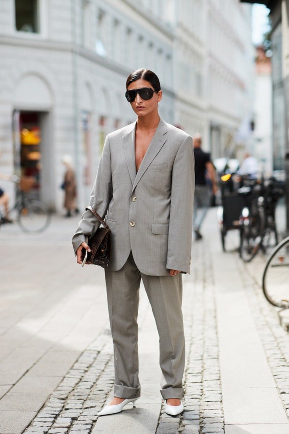 É bolsa ou é pasta? (Foto: Imaxtree) — Foto: Glamour