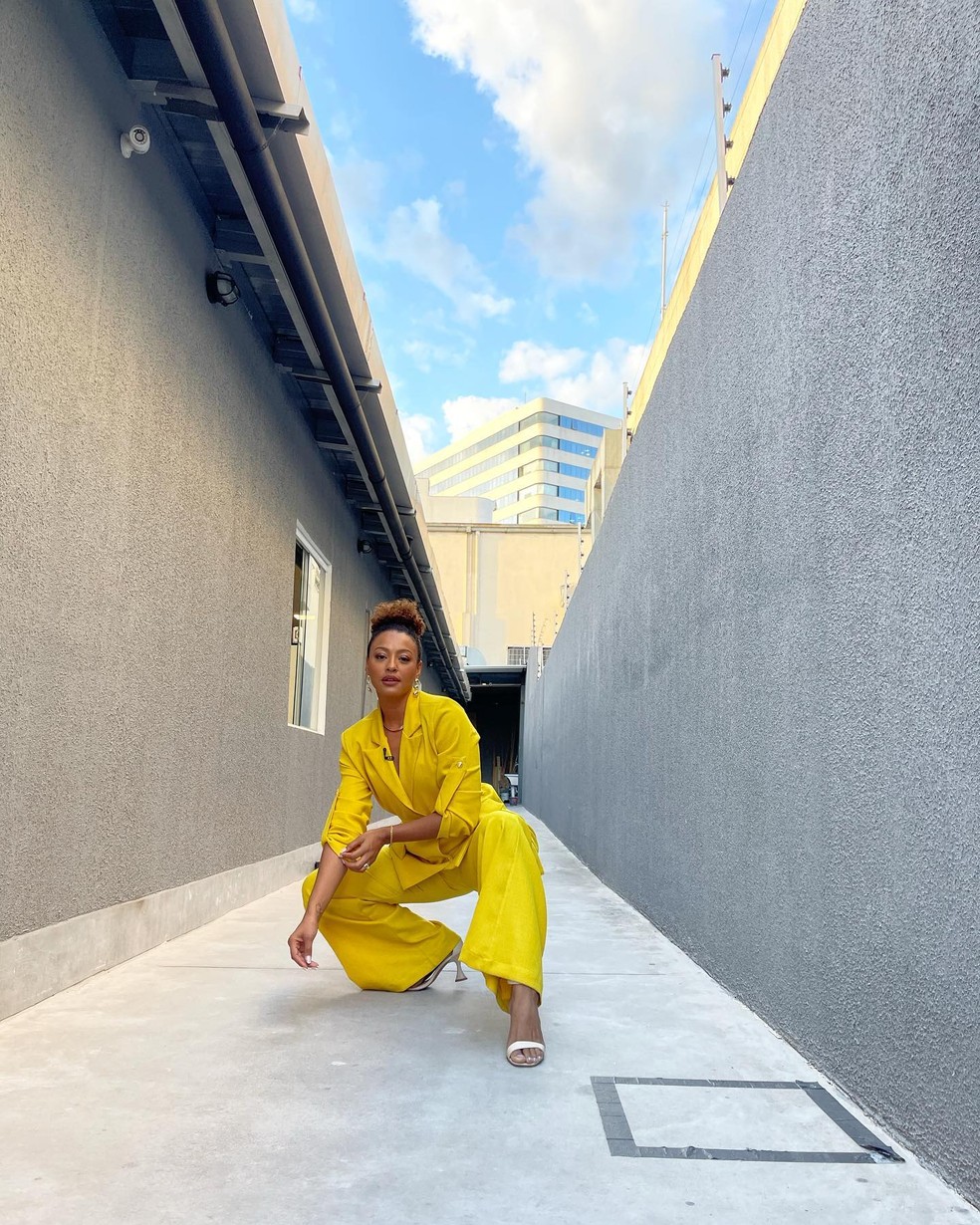 Look amarelo da atriz Sheron Menezzes — Foto: Reprodução/Instagram