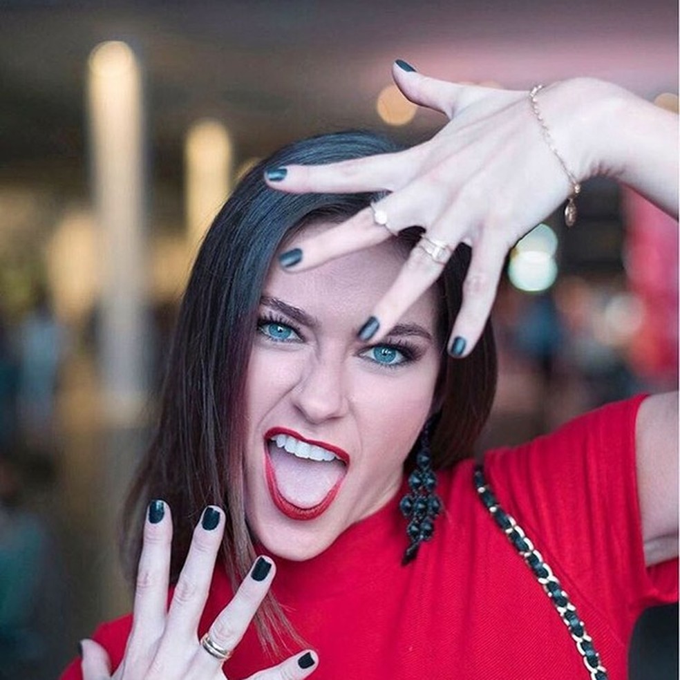 Renata Longaray se arrepende de tatuagem feita na adolescência e apaga ...