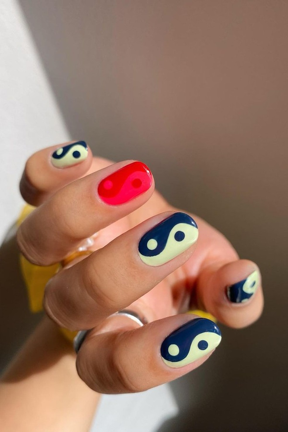 Unha azul: 36 inspirações de esmaltes e nail arts para copiar já (Foto: Reprodução/ Instagram @thehangedit) — Foto: Glamour