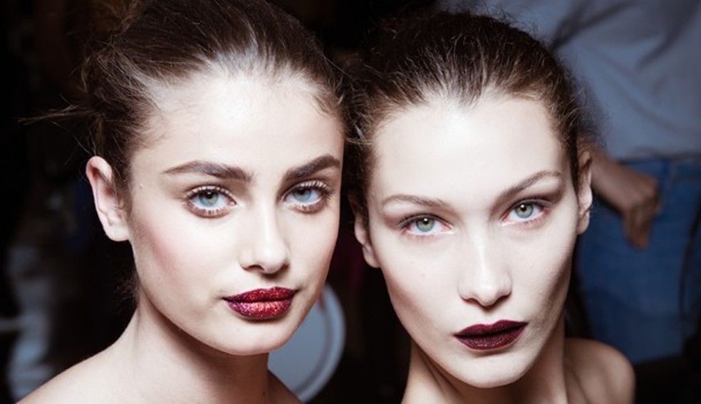 Taylor Hill e Bella Hadid usam o kit Lust 004 no desfile da Atelier Versace (Foto: Francois Durand/Getty Images) — Foto: Glamour