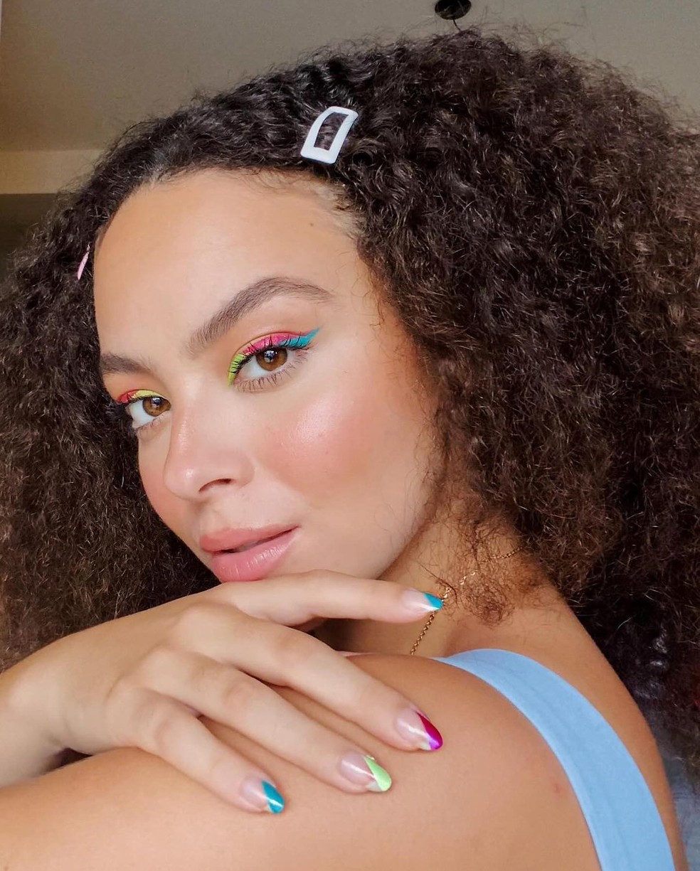 Ideias de maquiagens coloridas para looks festivos o ano todo — Foto: @juliarodrigues