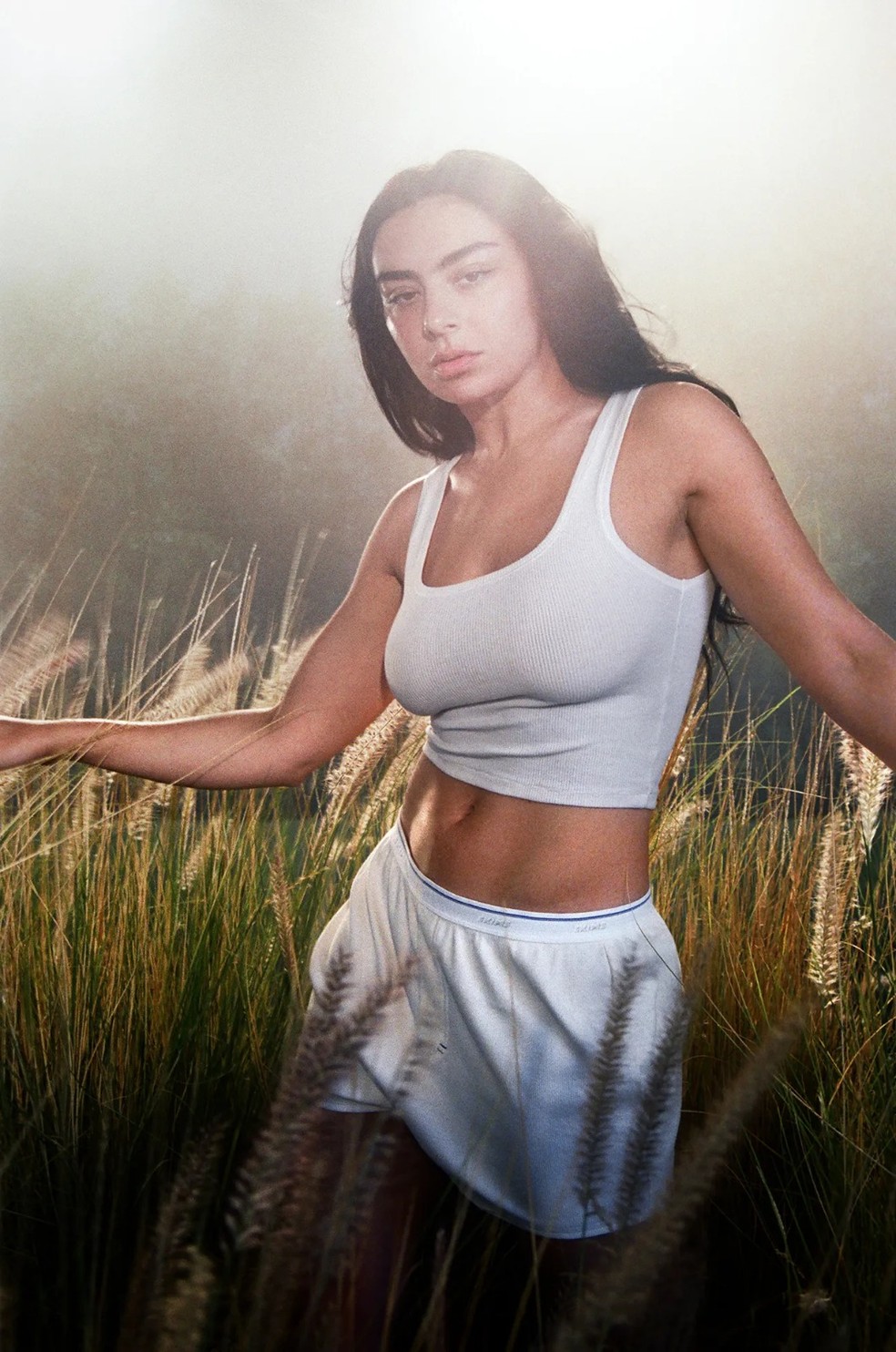 Charli XCX estrela campanha da marca de lingerie de Kim Kardashian — Foto: Divulgação