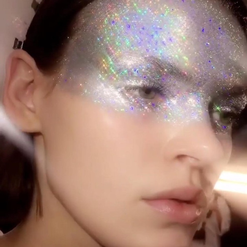 (Beauty crush: o rosto glitterizado no desfile de alta costura da Givenchy (Getty Images) — Foto: Glamour