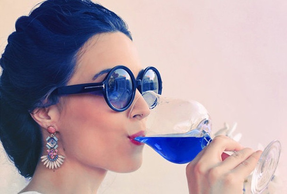 Vinho azul espanhol promete ser a nova sensação do verão europeu (Foto: Reprodução) — Foto: Glamour