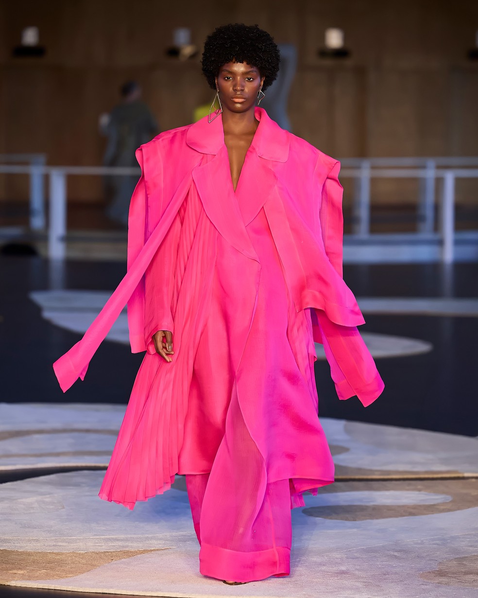 Lenny Niemeyer retorna ao Rio com desfile no Palácio Capanema — Foto: Reprodução