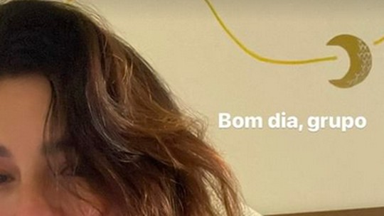 Mamãe de Pilar, Fernanda Paes Leme posta selfie amamentando: "Bom dia, grupo"
