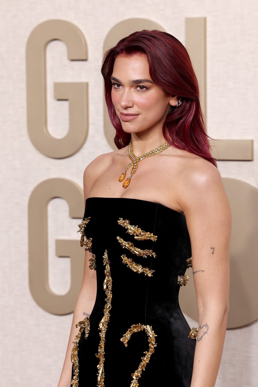 Globo de Ouro 2024 Dua Lipa leva drama ao tapete vermelho com look