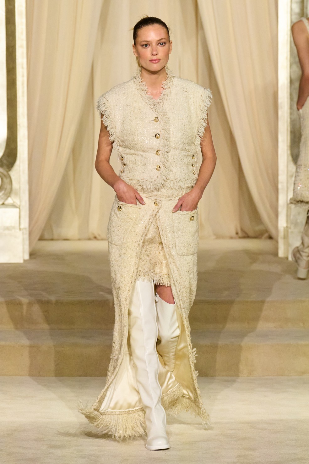 8 jeitos de usar saia no inverno, segundo a Chanel — Foto: Launchmetrics Spotlight