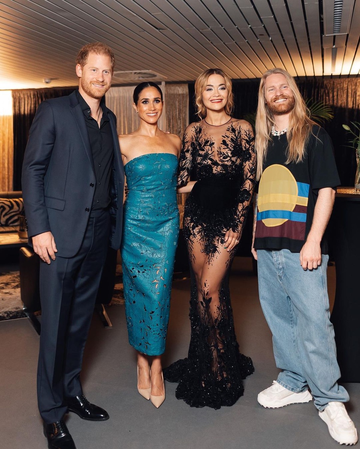 Rita Ora compartilha encontro com Príncipe Harry e Meghan Markle em evento