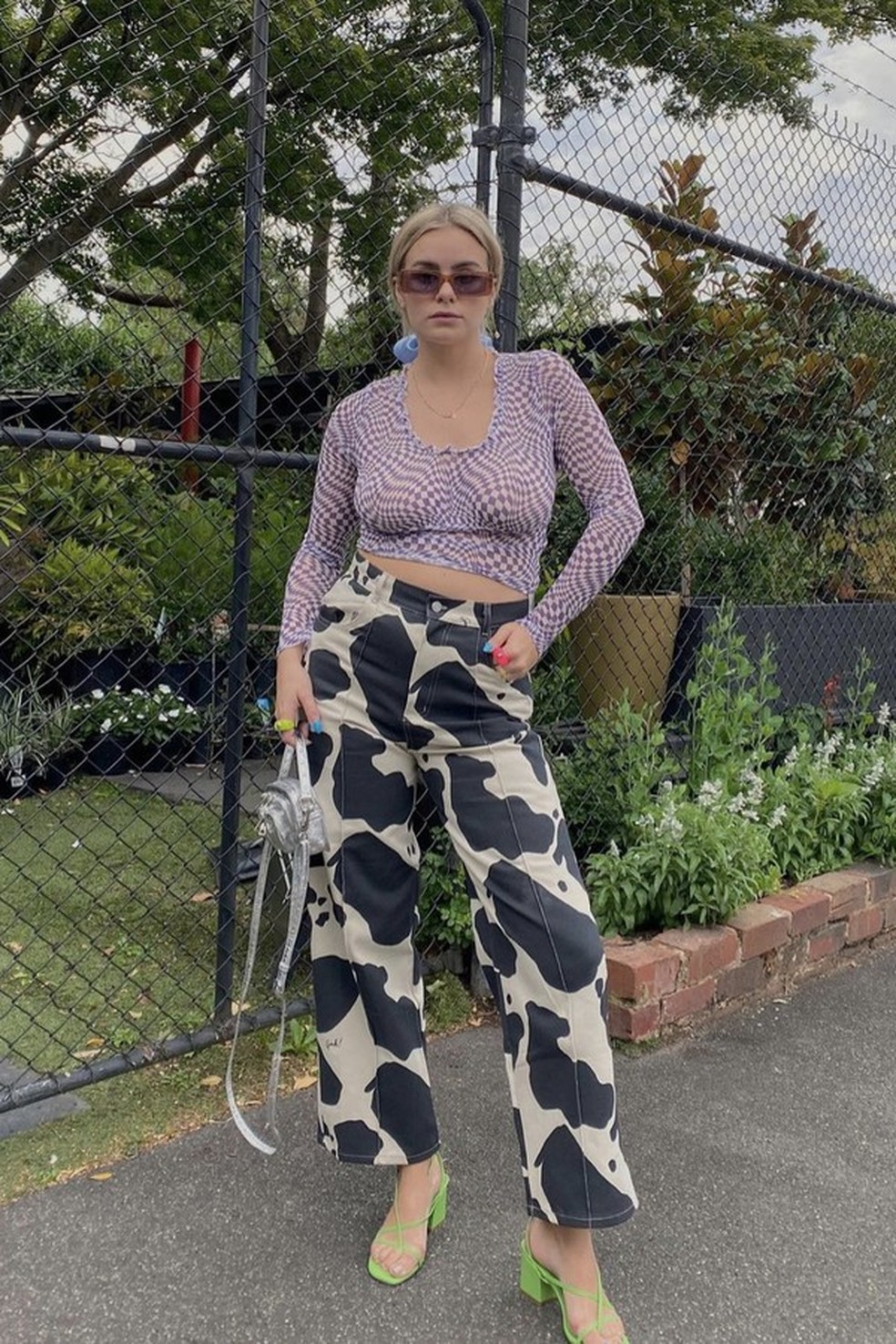 Looks com estampa de zebra e vaquinha são tendência nas redes sociais (Foto: @courtneecrews) — Foto: Glamour