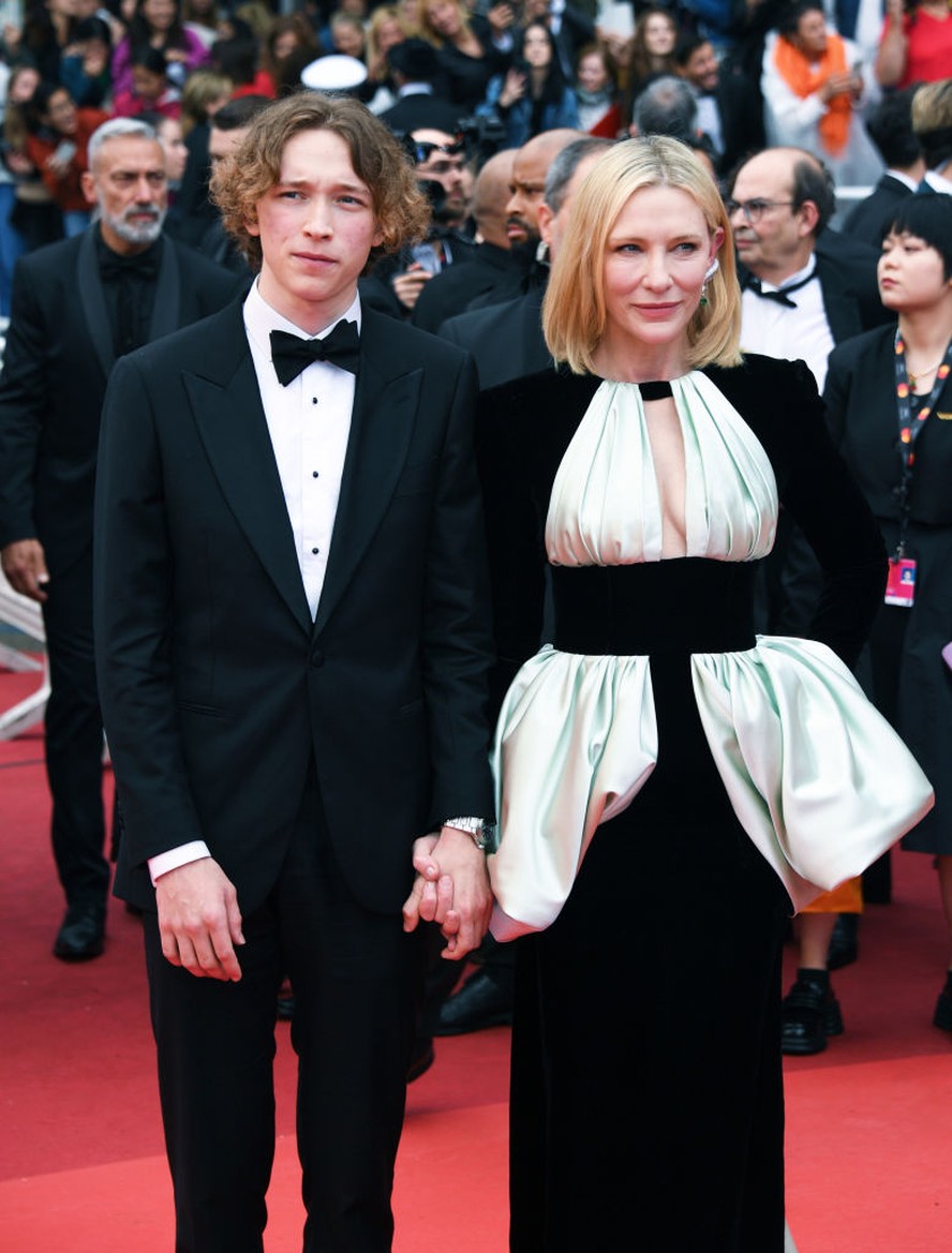 Festival de Cannes 2023: Cate Blanchett cruza tapete vermelho com o filho