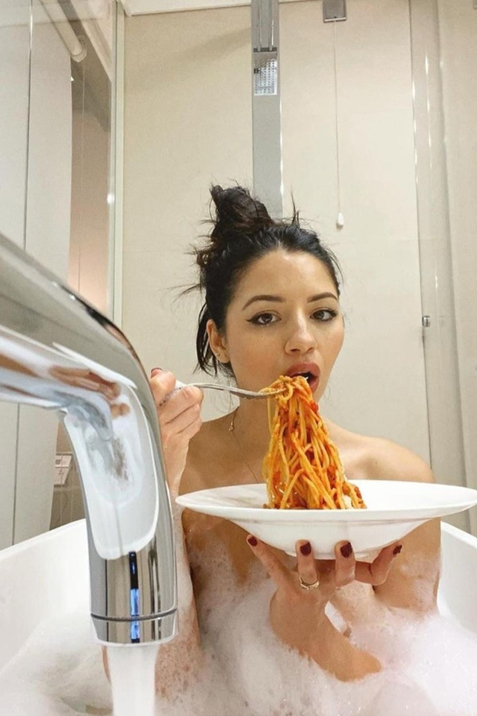 Na falta de uma máscara facial, vá de banho de banheira... Com espaguete, claro! (Foto: Instagram/Reprodução) — Foto: Glamour