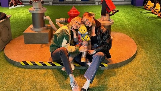 Bella Hadid resgata foto do nascimento de Gigi Hadid e comemora aniversário da irmã 