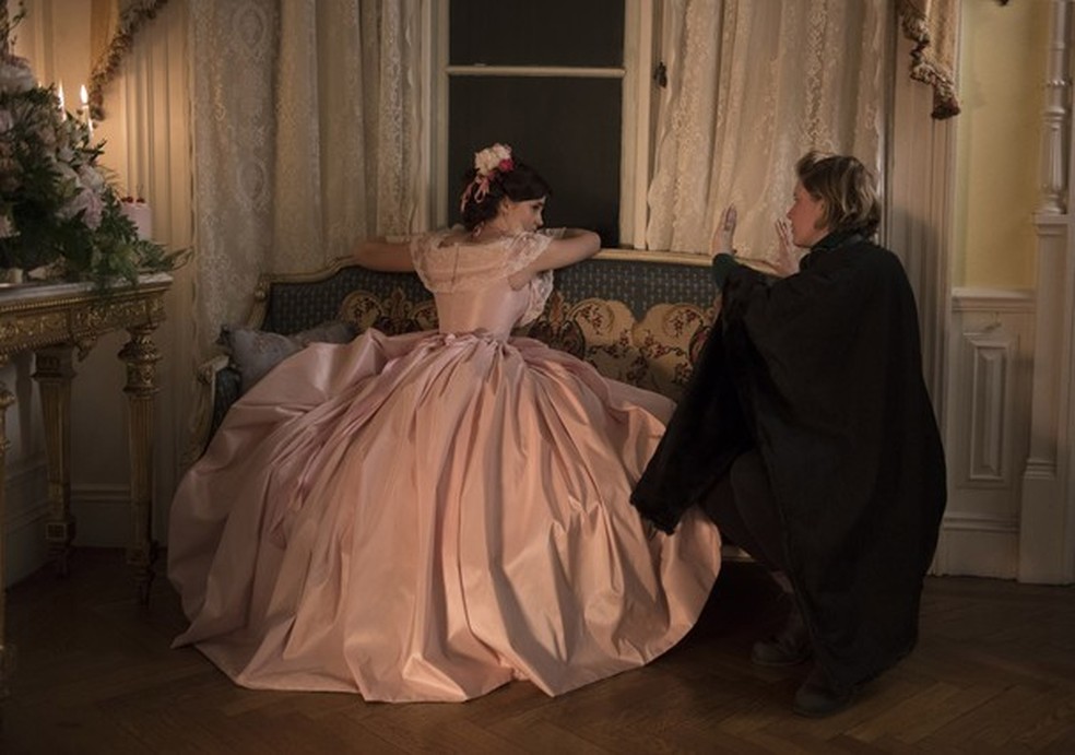Greta Gerwig no set de "Adoráveis Mulheres" com Emma Watson (Foto: Sony Pictures/Divulgação) — Foto: Glamour