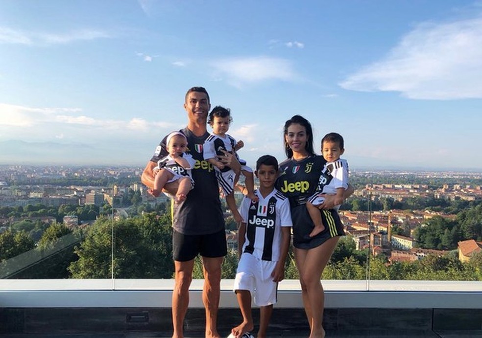 Cristiano Ronaldo e família (Foto: Instagram/Reprodução) — Foto: Glamour