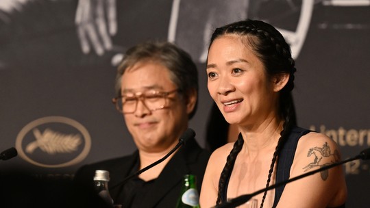Chloé Zhao, jurada oficial do Festival de Cannes 2026, acaba de chegar à Riviera Francesa