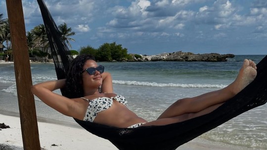Bella Campos surge renovando o bronzeado durante as férias na praia