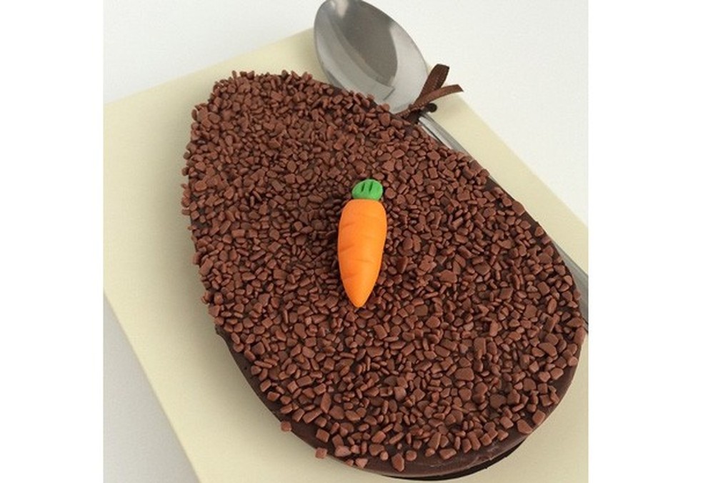 Ovo recheado de bolo de cenoura (Foto: Reprodução Instagram) — Foto: Glamour