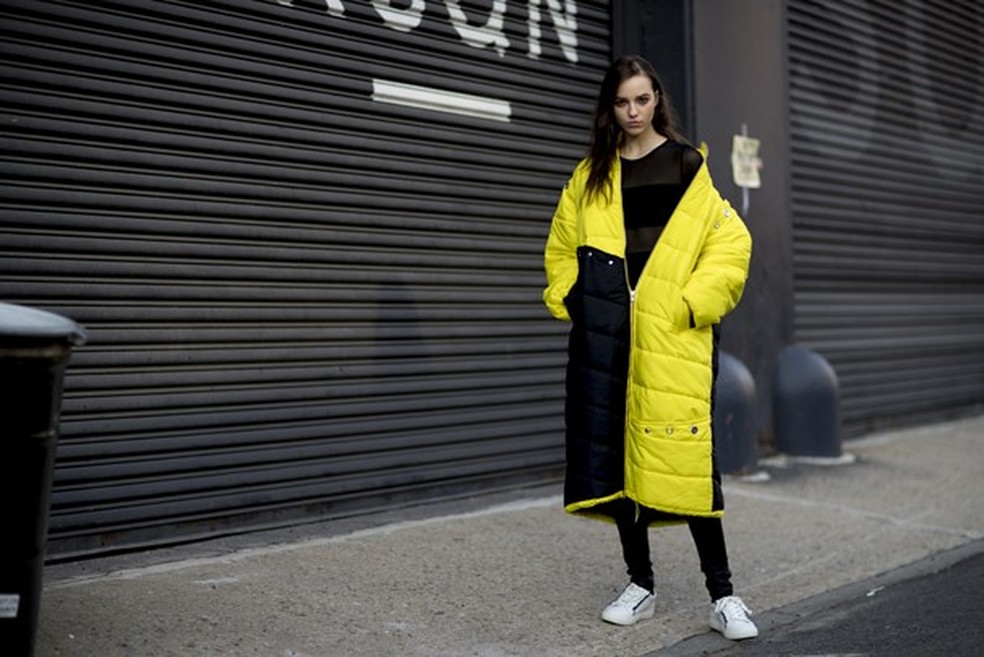 É neon que vocês querem? Ficou cool a combinação de cores no doudone compridão (Foto: ImaxTree) — Foto: Glamour