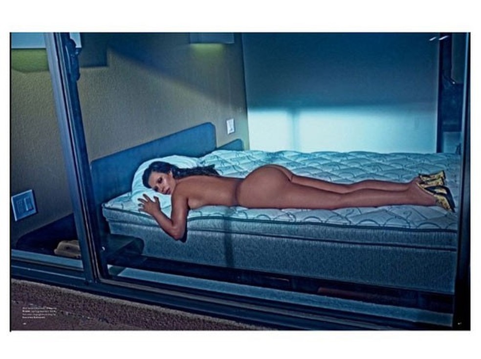Kim peladinha deitada na cama de um motel, no clique da Love (Foto: Reprodução/Instagram) — Foto: Glamour
