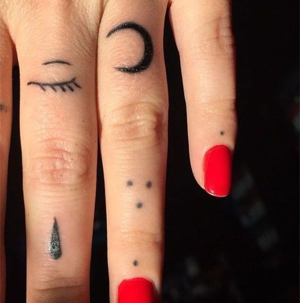 Tatuagem nos dedos: 10 ideias de desenhos e dicas para aderir