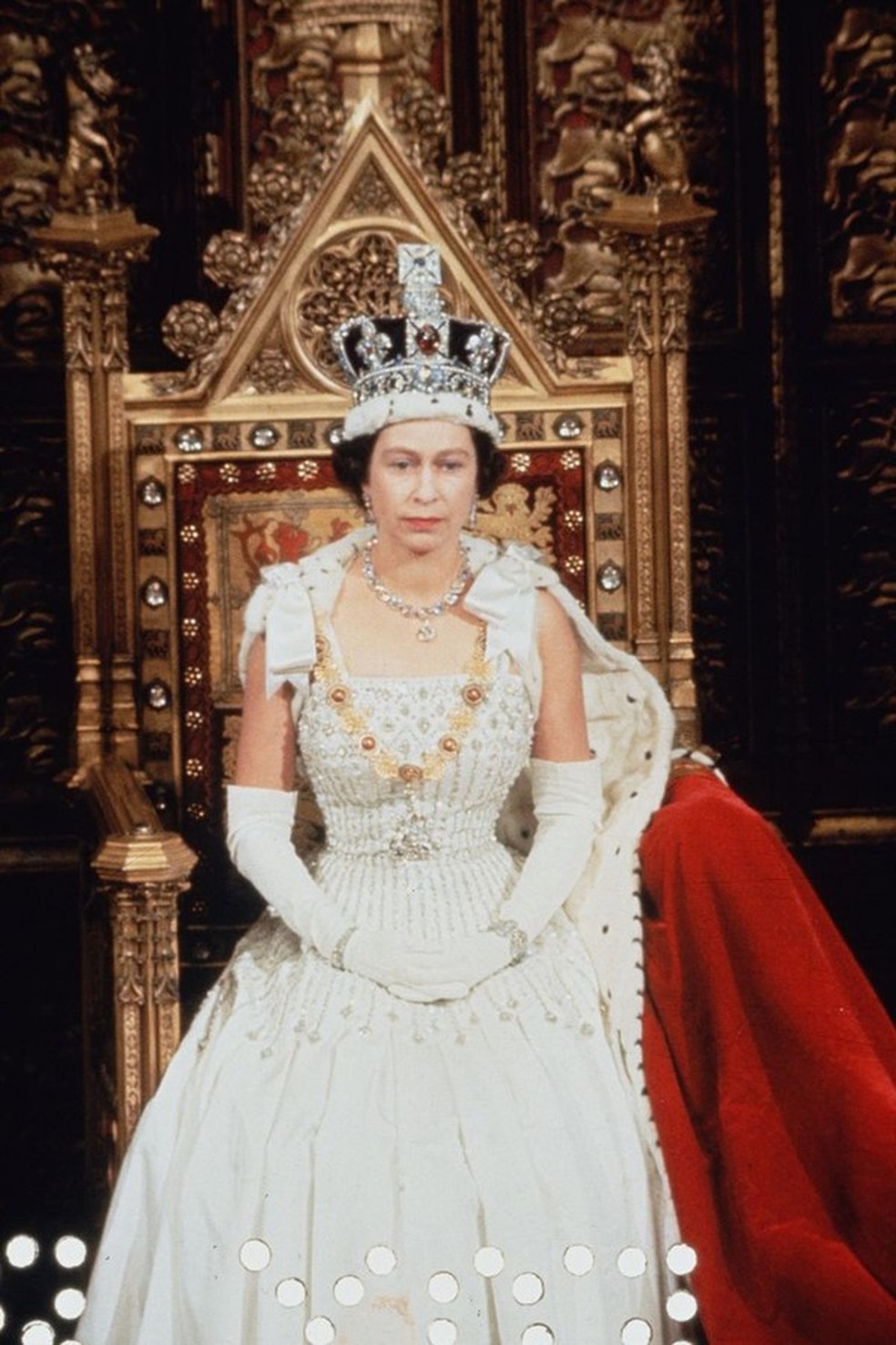 Rainha usando o vestido em evento do parlamento (Foto: Reprodução) — Foto: Glamour