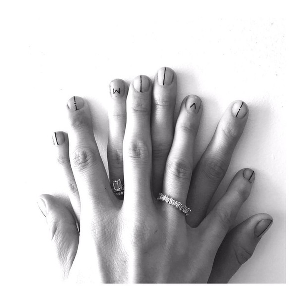 Tatuagem agora é feita nas unhas (Foto: Reprodução/Instagram) — Foto: Glamour