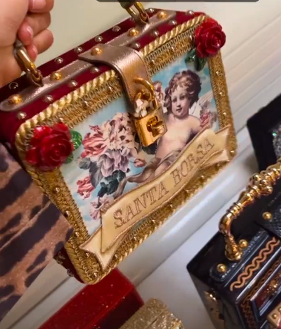 Anitta encontrou um closet repleto de bolsas grifadas — Foto: Reprodução/Instagram