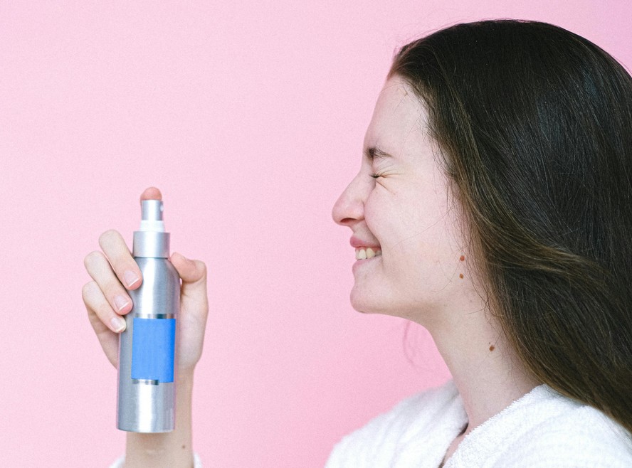 Glamour Testa sprays fixadores de maquiagem e avalia desempenho