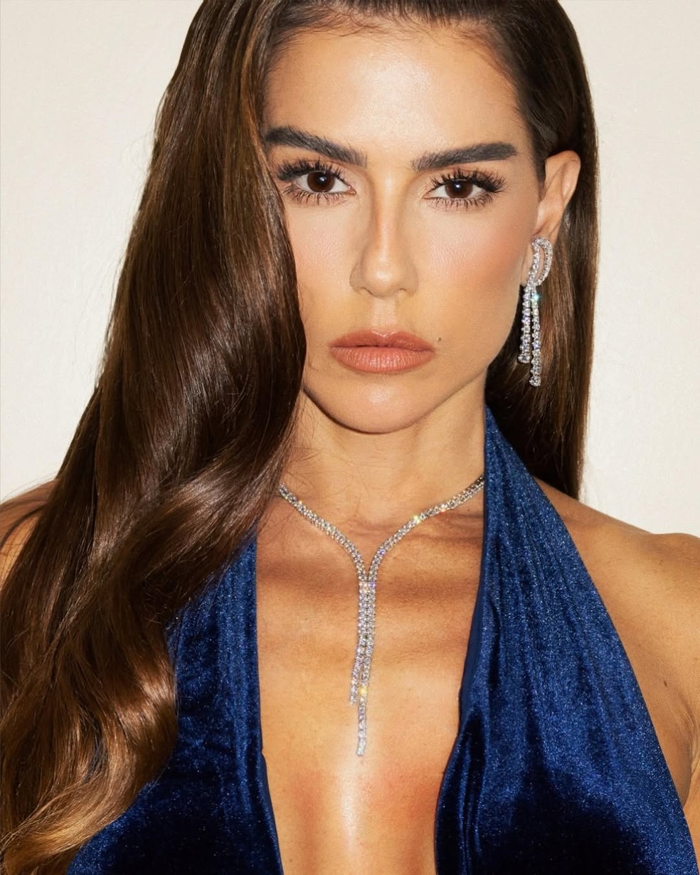 Deborah Secco aposta em decote profundo e vestido de veludo elegante para festa de 60 anos da Globo — Foto: Reprodução/Instagram