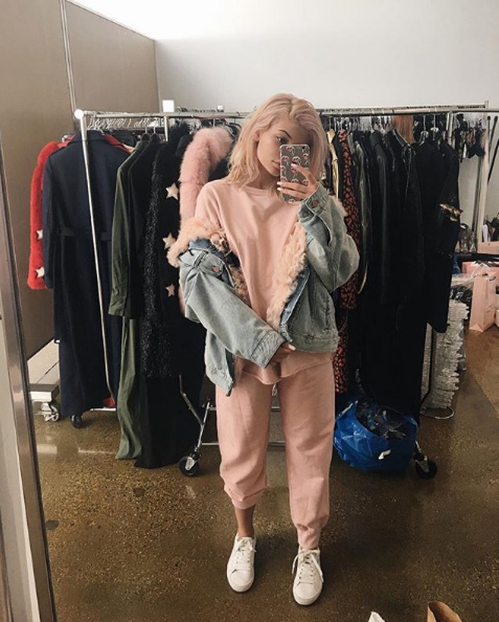 Kylie usou o modelo monocromático (Foto: Reprodução Instagram @kyliejenner) — Foto: Glamour