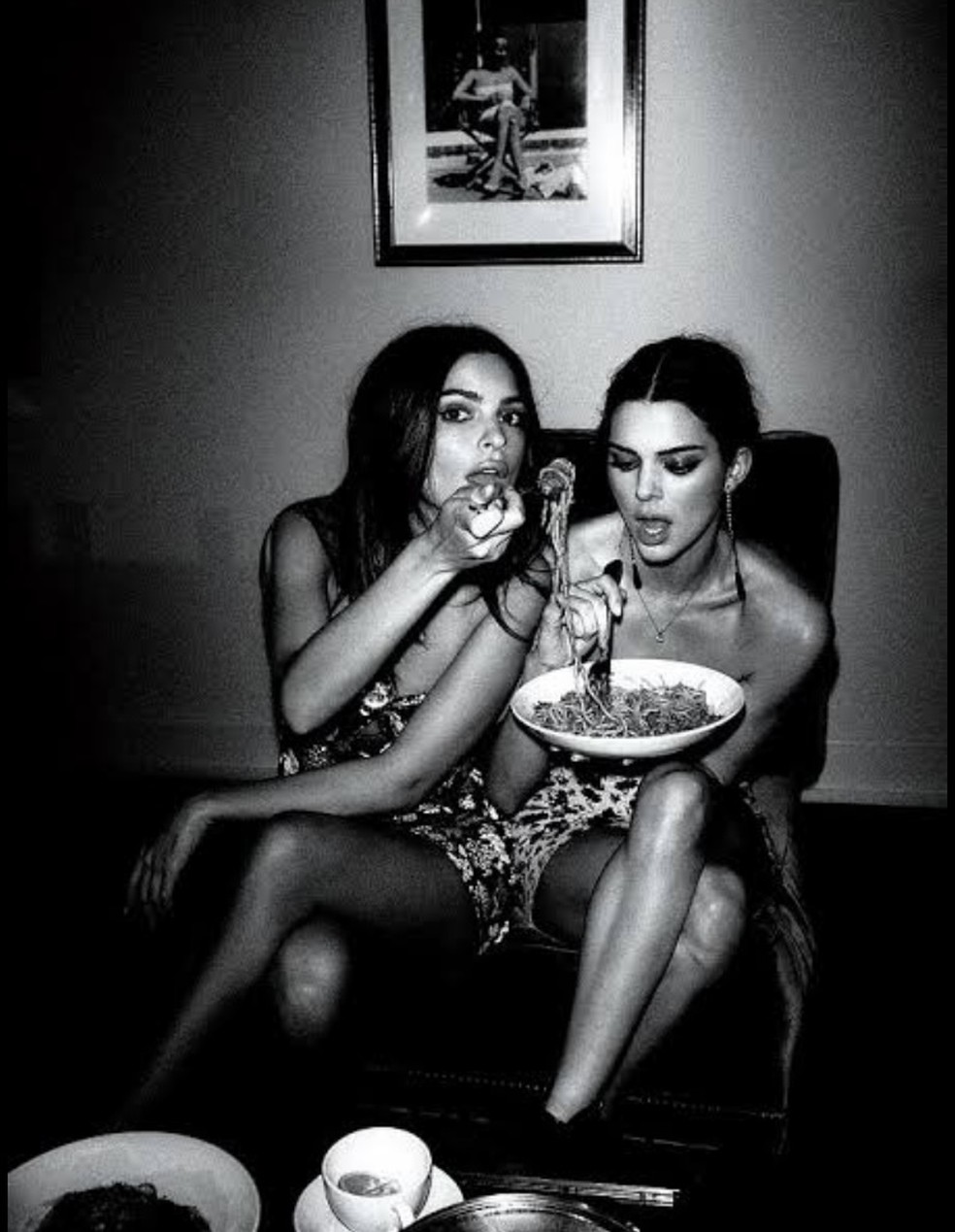 Kendall Jenner e Emrata com a pose do macarrão — Foto: Reprodução/Instagram