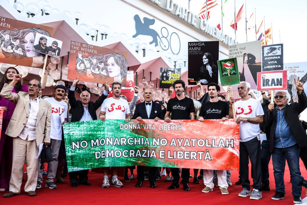 Manifestação no quarto dia do Festival de Veneza — Foto: Getty Images