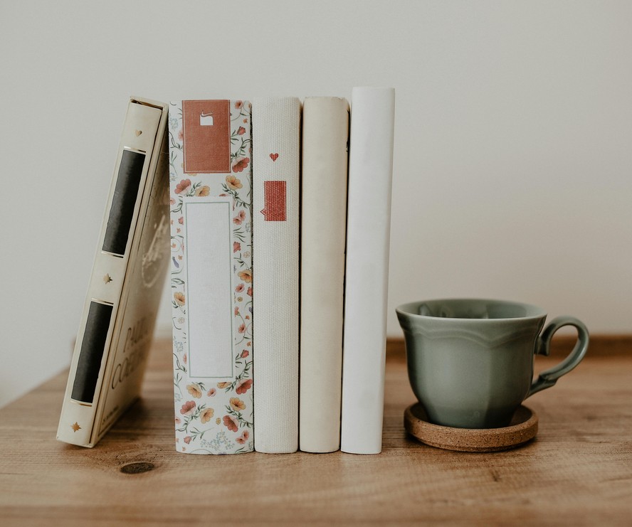 Cozy Reading: o que é e uma lista de livros para aderir à tendência de leitura