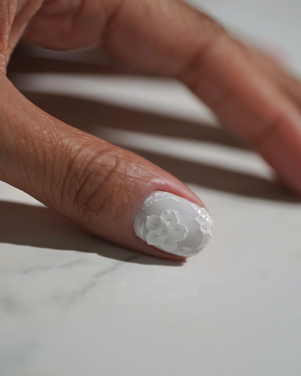 Unhas brancas com aplique — Foto: Reprodução/Instagram