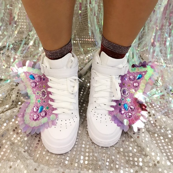 Aprenda a customizar o t nis para o Carnaval com acess rios