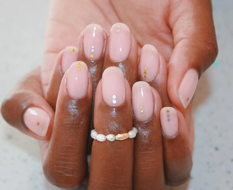 Milky nails: o esmalte branquinho está de volta e aqui estão 10 inspirações para apostar nele — Foto: Instagram/@imarninails