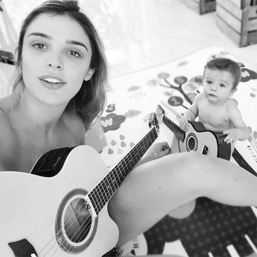 Rafa Brites ensina músicas ao filho, Rocco, que ganhou seu primeiro violão (Foto: Reprodução/Instagram) — Foto: Glamour